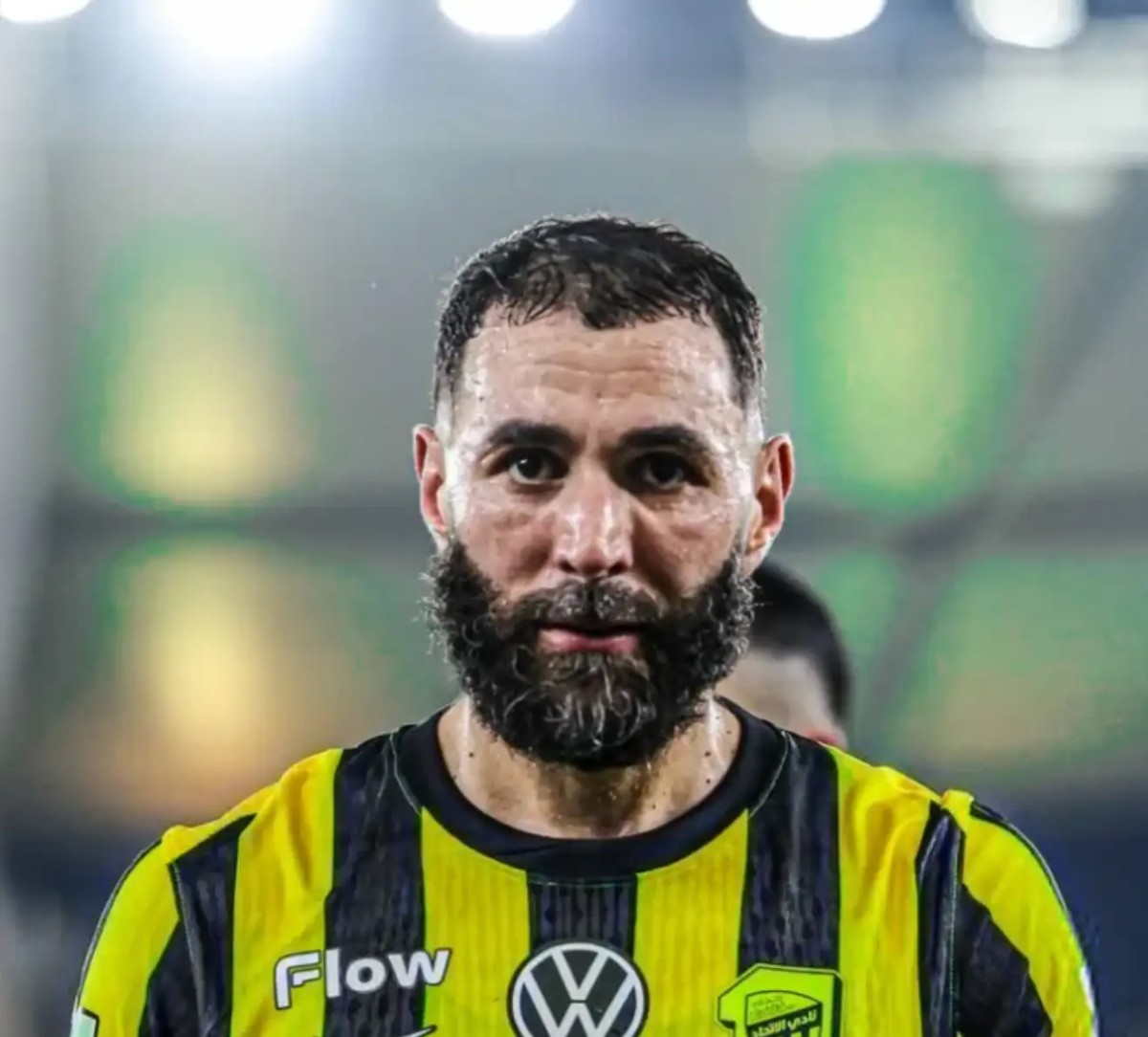 沙特要求金球先生放弃亿元高薪免费踢球，本泽马将无限期罢赛